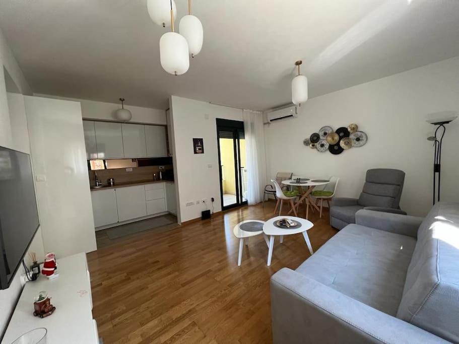 Modern Seaside Apartment With Balcony Tale Apartment Kotor Eksteriør bilde