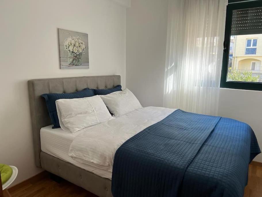 Modern Seaside Apartment With Balcony Tale Apartment Kotor Eksteriør bilde